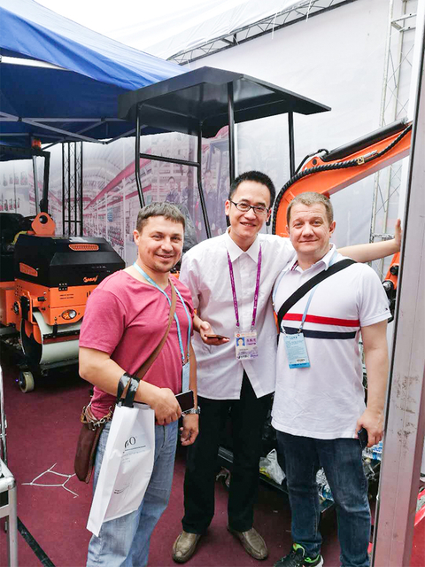 Dikkwell'in Canton Fair'de popüler standı - uluslararası ziyaretçileri çeken Skid Steer Loader